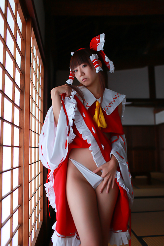 [Cosplay] Reimu Hakurei with dildo and toys - Touhou Project Cosplay